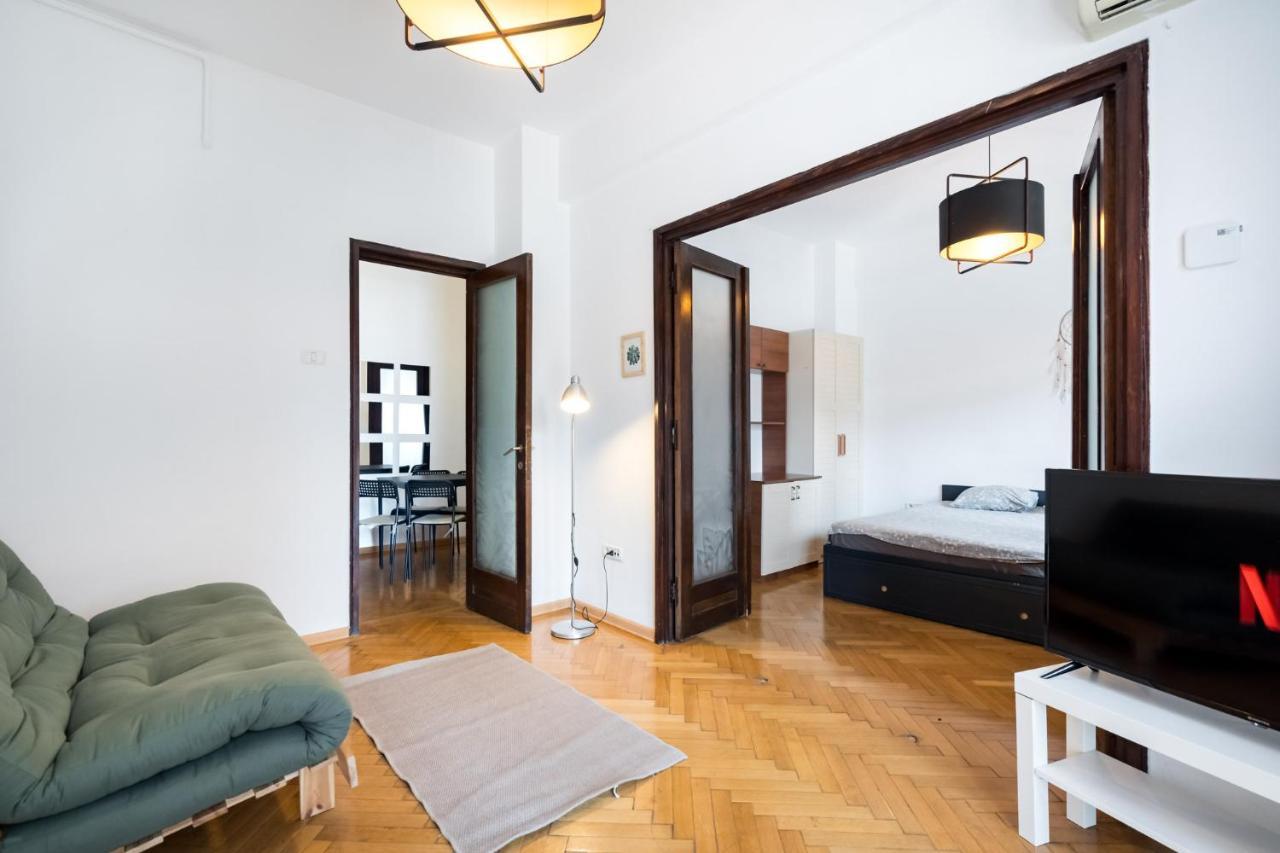 Sleek Comfort - A Blend Of Style And Convenience Boekarest Buitenkant foto