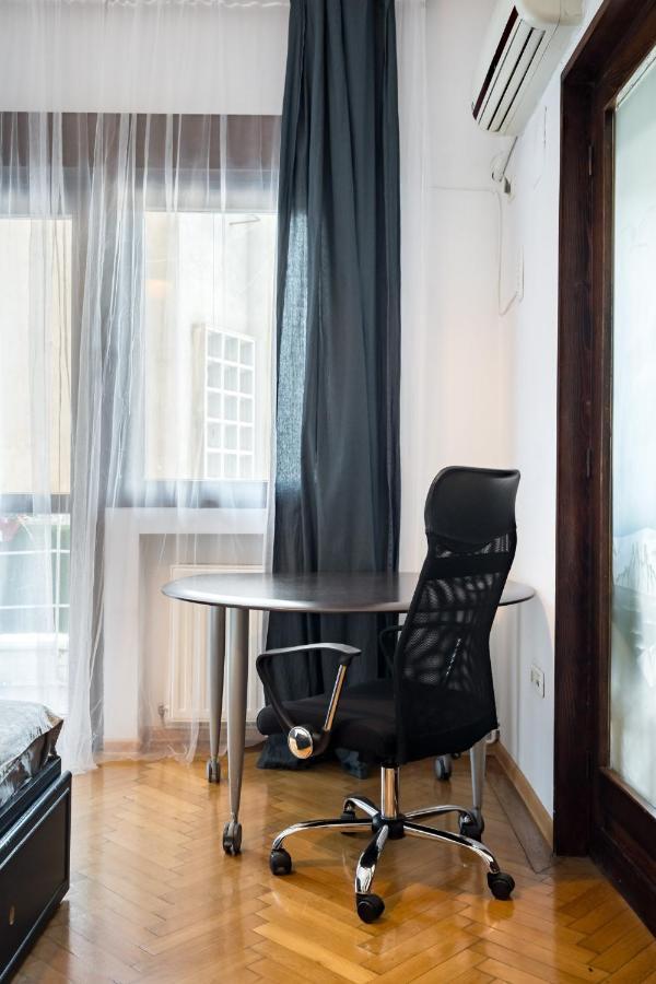 Sleek Comfort - A Blend Of Style And Convenience Boekarest Buitenkant foto